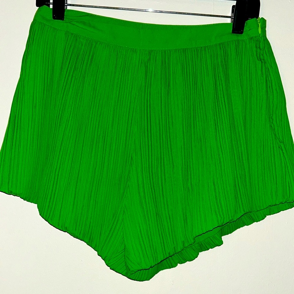 Shein act NWT Green High Waist Pleated Shorts size L - Picture 2 of 3